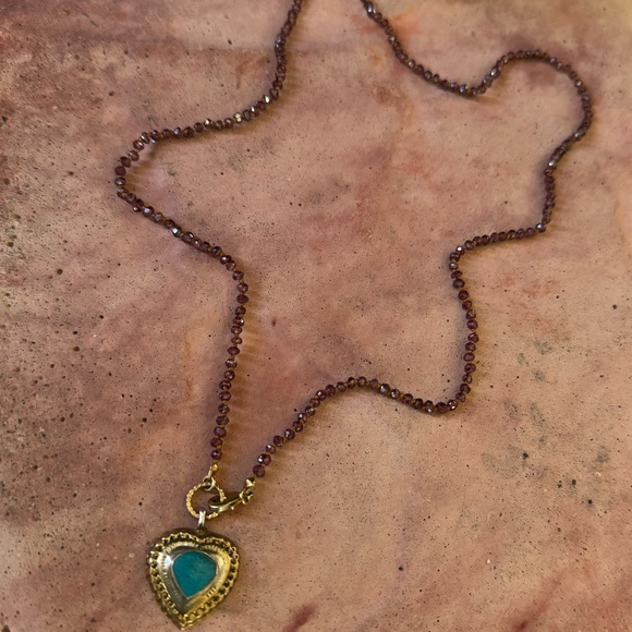 Handmade hand knotted garnet necklace with little stone heart charm - Picture 12 of 15